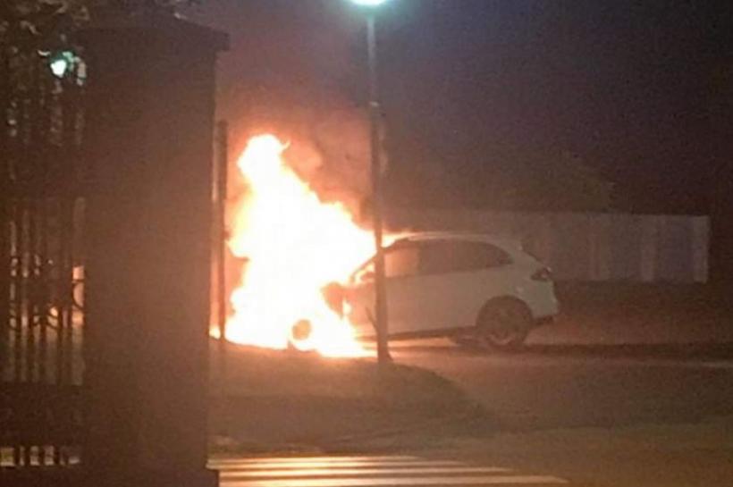 Maşină incendiată cu sticle de benzină în Galaţi