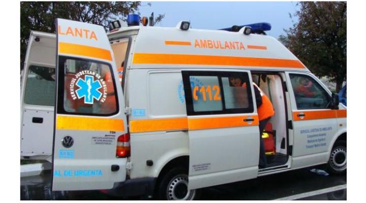 Motociclist lovit de o ambulanţă pe şoseaua Petricani