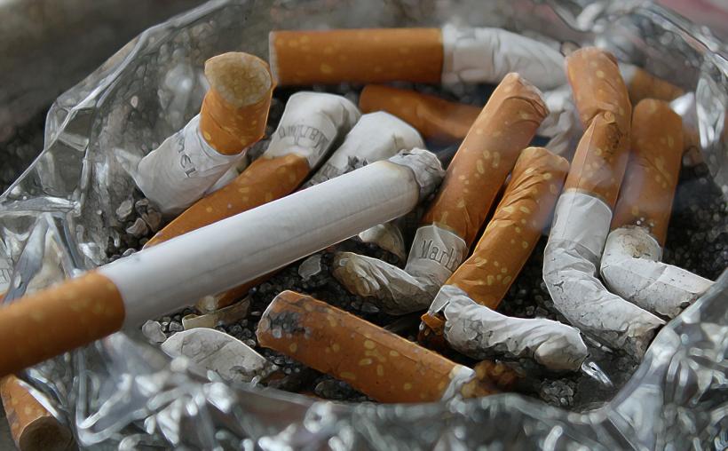 Peste patru milioane de români sunt dependenţi de ţigări şi fumează zi de zi