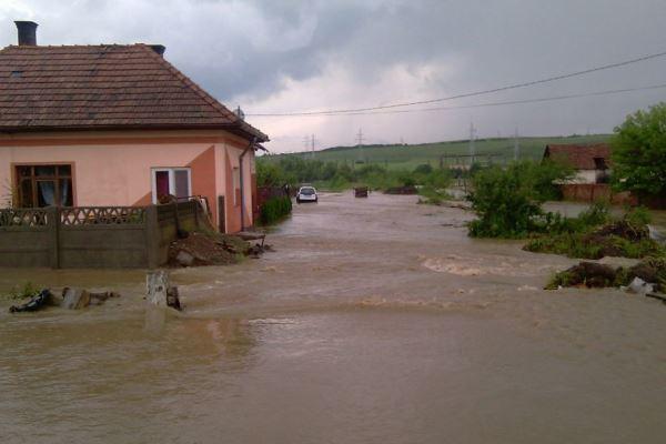 Comunele afectate de inundaţii din Sibiu vor primi de la Guvern aproape 3 milioane de lei