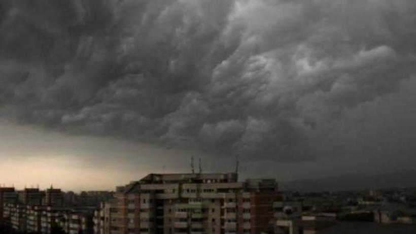 Ploi torenţiale şi vijelii în Bucureşti, până la ora 15:00 