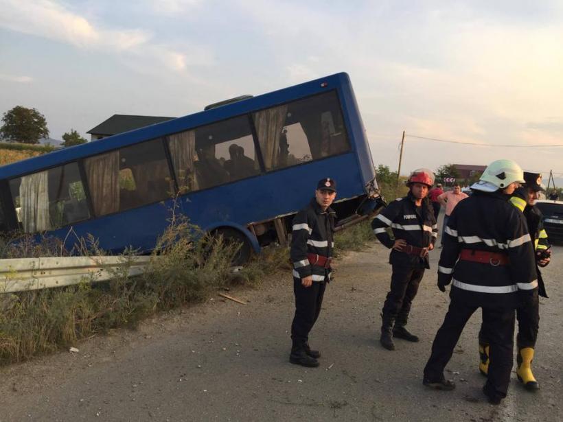 Un autobuz plin cu pasageri a derapat şi a ieşit de pe carosabil în Buzău
