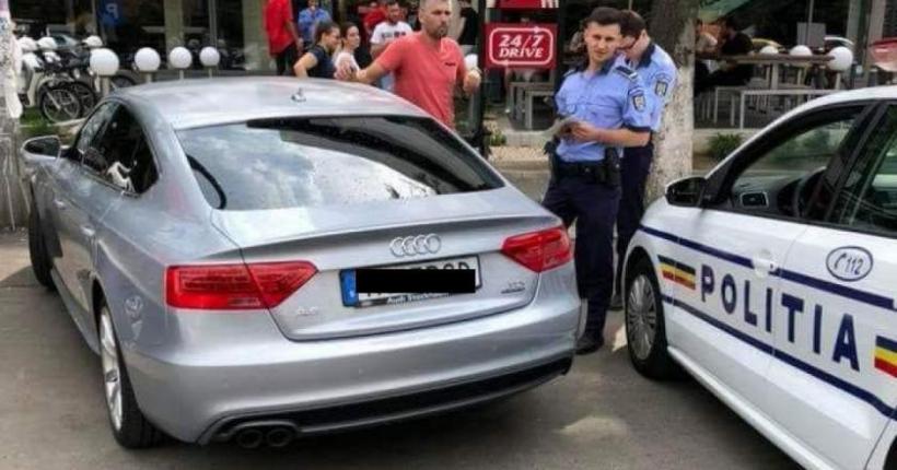 Zeci de persoane au protestat la Poliţia Rutieră faţă de reţinerea permisului românului cu maşina înmatriculată în Suedia