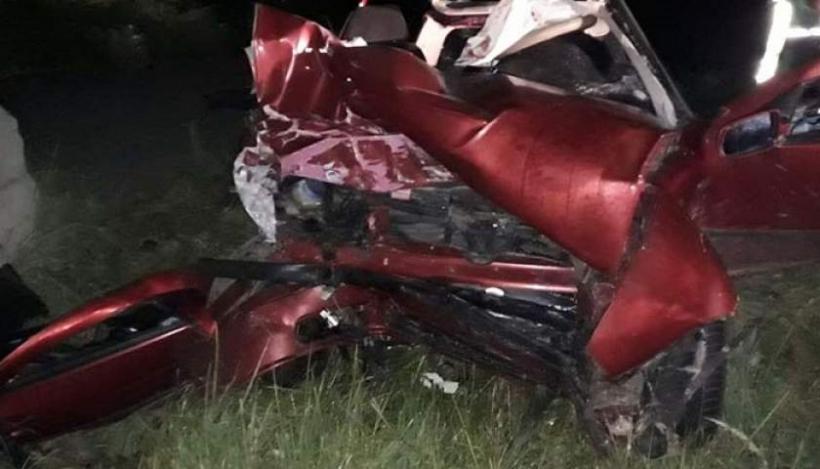Accident GRAV în Caraș Severin. Șoferul  avea alte preocupări în timp ce se afla la volan şi a lovit un cap de pod. Prietenul lui a murit