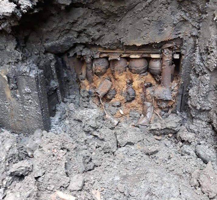 Circa 800 de grenade au fost scoase din depozitul descoperit la Topliţa