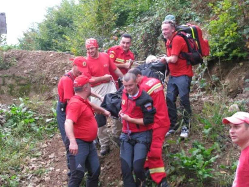 Salvamontiştii au recuperat un cioban care a rămas paralizat la peste 2.200 de metri altitudine în Masivul Retezat 