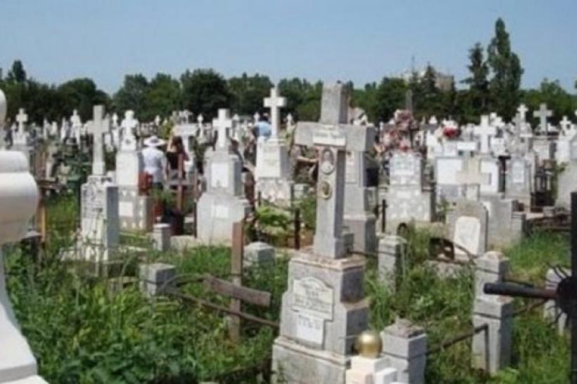 Un bărbat din Craiova a fost găsit mort în cimitir 