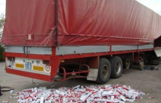 Descoperire incredibilă la Vama Ostrov!  Zeci de mii de pachete cu ţigări ascunse într-un camion 