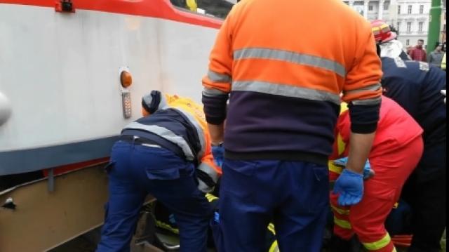 Femeie rănită grav, în zona Mihai Bravu, pe calea de rulare a tramvaiului 