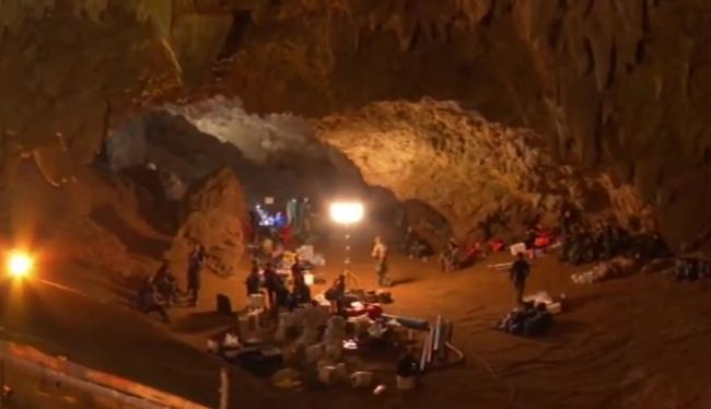 Tinerii thailandezi salvați dintr-o peșteră inundată au părărsit templul budist în care s-au rugat 11 zile