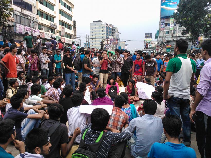 Bangladesh: Furnizarea serviciilor de internet mobil, oprită pentru a contracara manifestațiile studenților