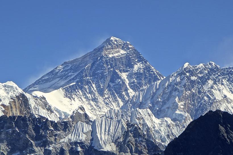 12,700 de kilograme de fecale au fost strânse în acest sezon de pe Muntele Everest