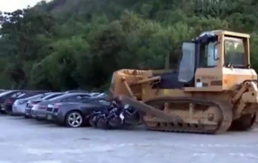 VIDEO - Autoritățile din Filipine au distrus zeci de vehicule de lux Lamborghini și Porsche