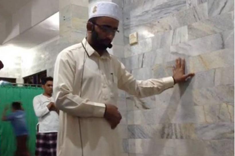 VIDEO - Incredibil! Un imam din Bali și-a ținut predica în ciuda cutremurului de 7,1 grade