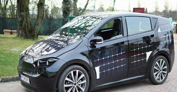 Autovehiculul electric solar care se încarcă în timp ce este condus