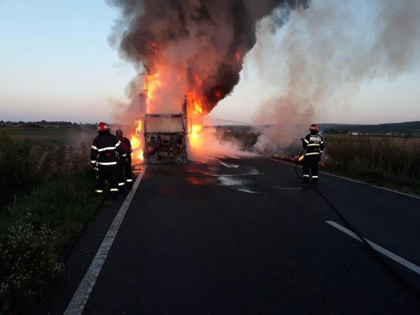 Un camion a fost mistuit de flăcări în timp ce se deplasa