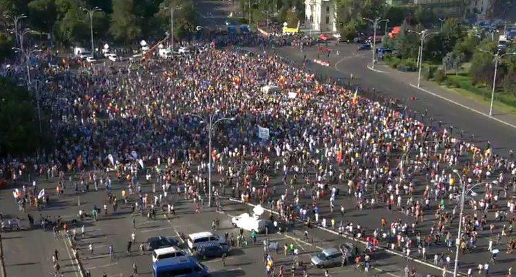 Câteva mii de persoane la protestele antiguvernamentale din Sibiu, Cluj, Braşov, Iaşi şi Bistriţa