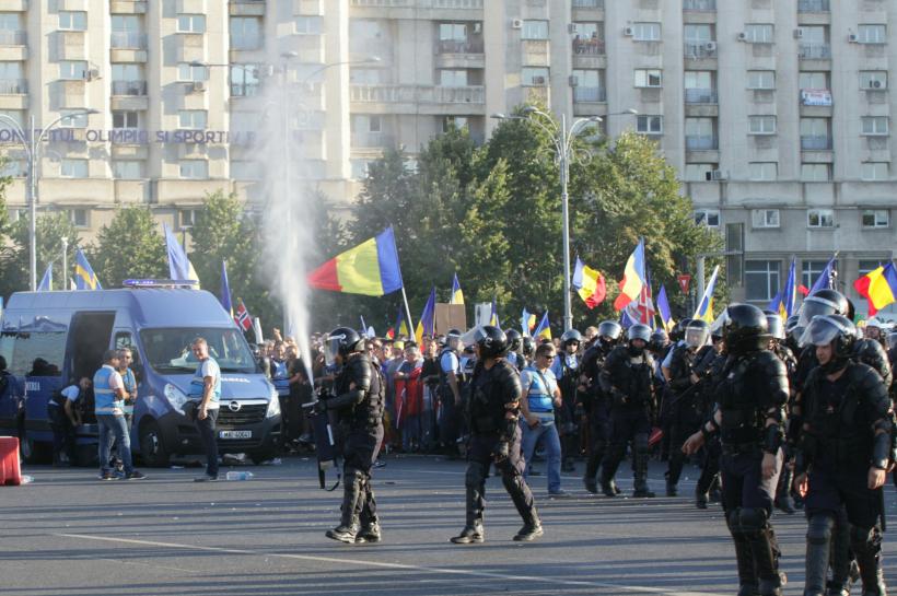 Protestul diasporei - Jandarmeria face apel la oamenii care protestează paşnic să se retragă din primele rânduri