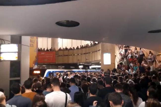Protestul diasporei - METROREX anunță că trenurile nu mai opresc în stația Victoriei