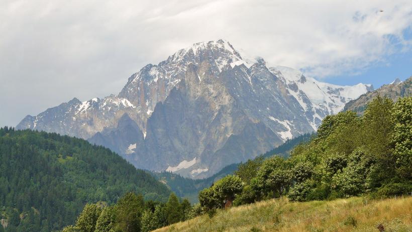 Trupul neînsufleţit al unuia dintre alpiniştii dispăruţi în Mont-Blanc, recuperat; celelalte două corpuri, localizate