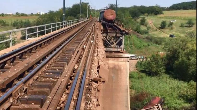 ALERTĂ - Un pod feroviar s-a rupt, 7 vagoane cu biodisel s-au răsturnat iar carburantul se scurge într-un pârâu