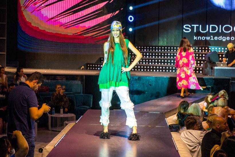 Bianca Drăghiciu, „Super Model of the World 2016”, a defilat pe scena de la Summer Fashion Gala 2018! 