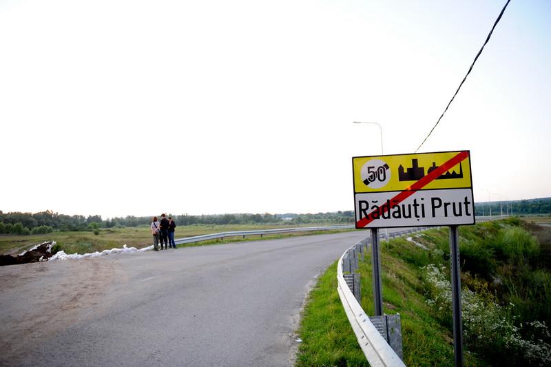 România pierde anual sute de hectare de teren ca urmare a eroziunii malului drept al râului Prut