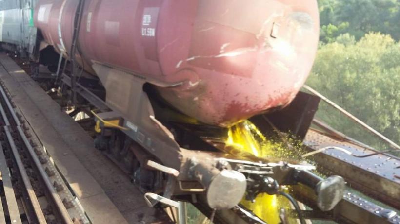 Se intervine în zona poluării cu biodiesel după ce un pod s-a rupt sub un tren marfar