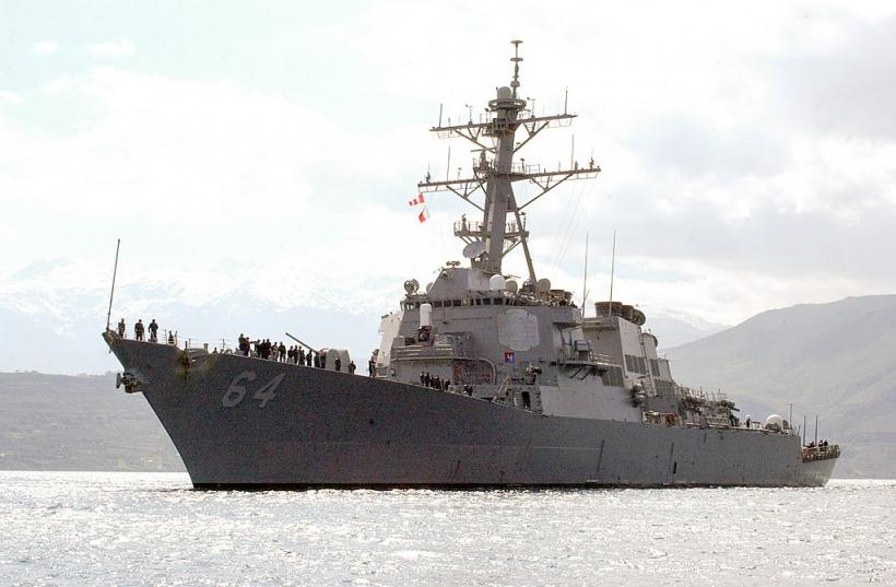 Distrugătorul USS Carney a intrat în Marea Neagră