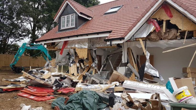 Român pus sub acuzare pentru distrugerea a cinci case noi, în Marea Britanie
