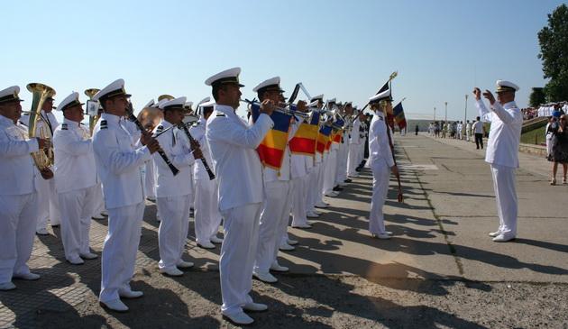 Mii de oameni au urmărit de pe malul Dunării tradiţionalele jocuri marinăreşti programate de Ziua Marinei