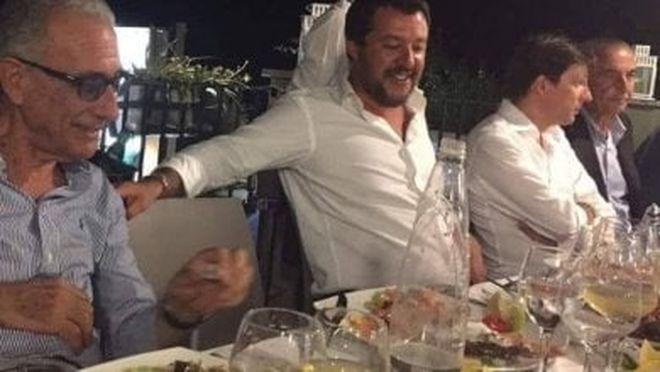 Italienii sunt furioși. Matteo Salvini a petrecut pe o terasă în ziua tragediei de la Genova