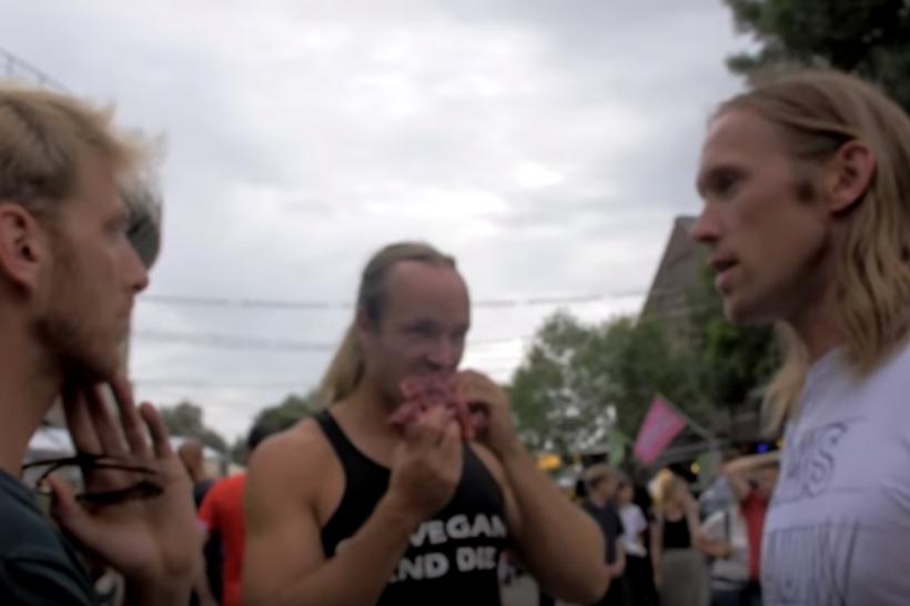 VIDEO - Protest cu o halcă de carne crudă la un festival vegan