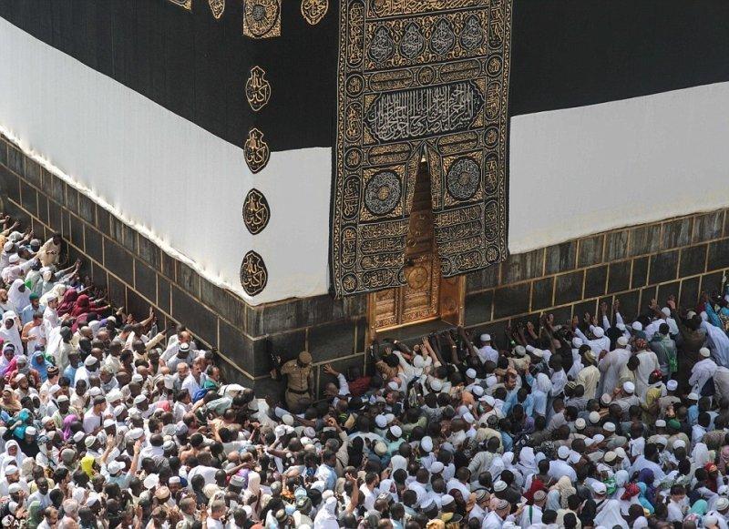 Milioane de musulmani au început marele pelerinaj la Mecca