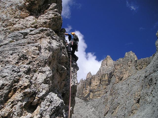 Un alpinist italian a murit în Alpii francezi