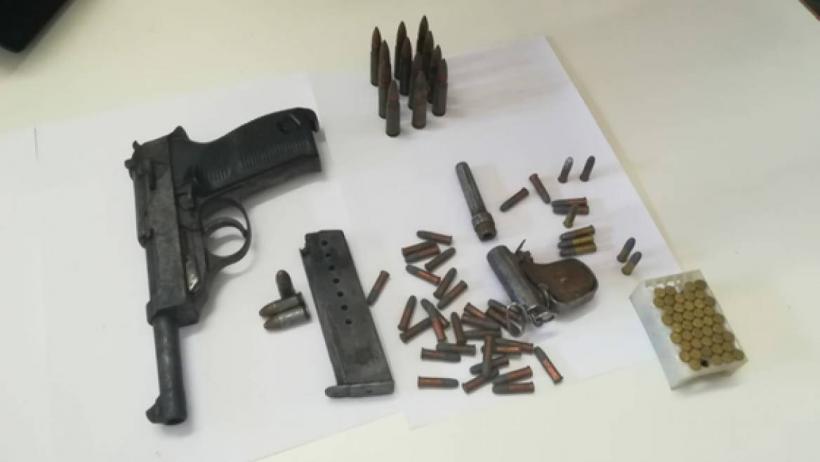 Două pistoale și mai multe zeci de gloanțe, descoperite într-o locuință din Strehaia