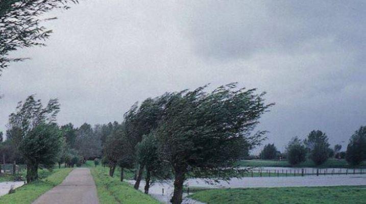 Averse, descărcări electrice şi vânt în localităţi din Tulcea, în ora următoare