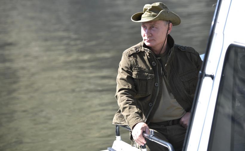 FOTO Vladimir Putin: La odihna in în Siberia, cu ministrul apararii