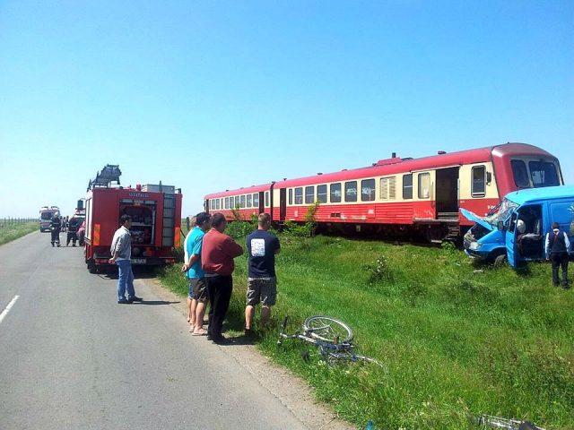 Un microbuz cu opt pasageri a fost lovit de trenul IR Iaşi-Mangalia