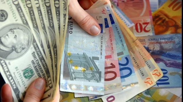 Moneda naţională pierde teren în raport cu principalele valute. BNR a anunţat un curs de 4,6440 lei/euro