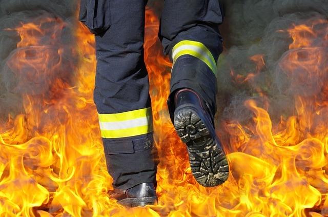 Bărbat carbonizat, găsit de pompieri în urma unui incendiu la o locuință 
