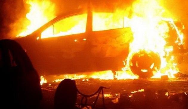 Caz şocant la Botoşani: O femeie a fost reţinută de poliţişti după ce a incendiat o maşină din gelozie