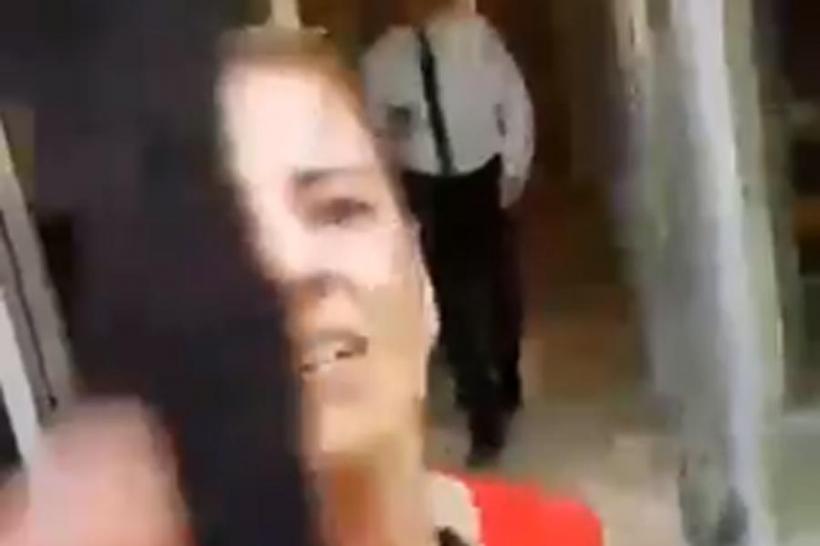 O angajată a ambasadei României în Spania a spart telefonul unui protestatar. Ambasada își cere scuze