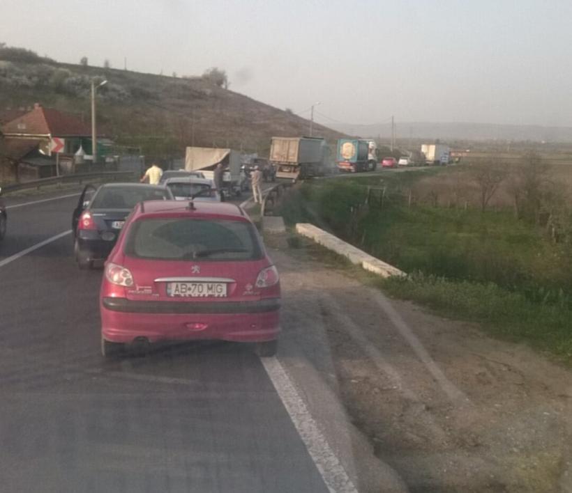 Trafic blocat pe DN1, între Teiuş şi Aiud în urma unui accident în care au fost implicate trei autoturisme