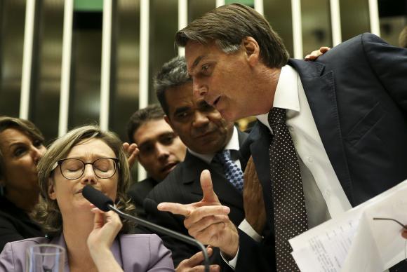 VIDEO Brazilia: Principalul candidat la prezidentiale, injunghiat la un miting electoral!