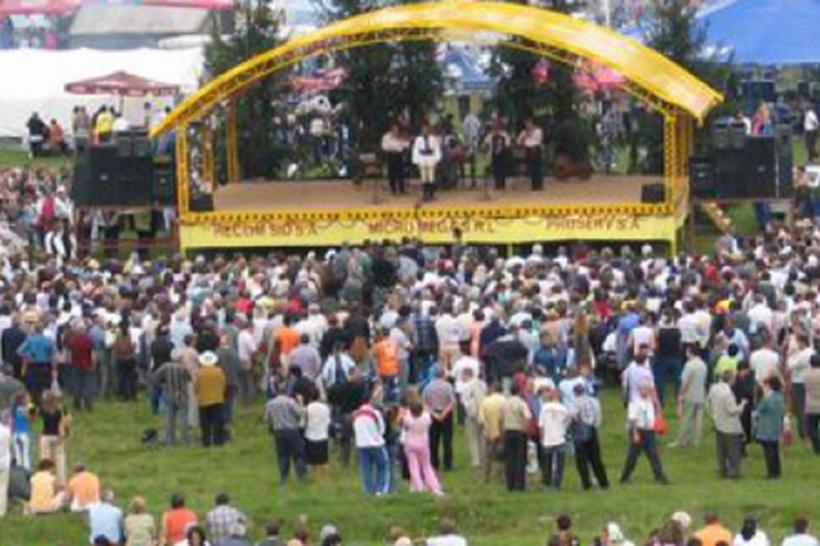Aproape 4.000 de oameni, prezenţi la Serbările naţionale de la Ţebea