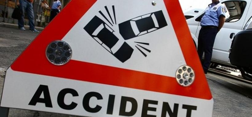 Accident cu trei mașini, în Sibiu. O fetiță de 7 ani a fost dusă de urgenţă la spital