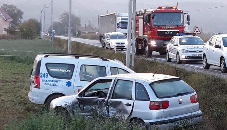 Accident teribil în Cluj! Patru pacienţi dintr-o ambulanţă au fost grav răniţi de un autoturism