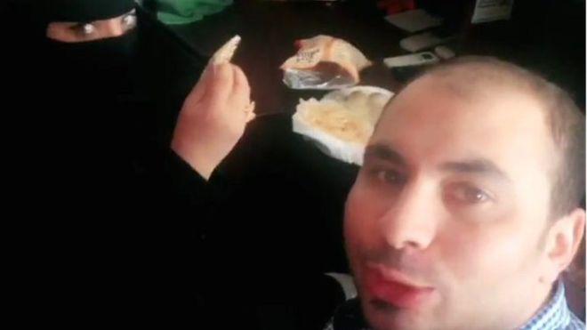 Bărbat arestat pentru că a mâncat lângă o femeie, în Arabia Saudită