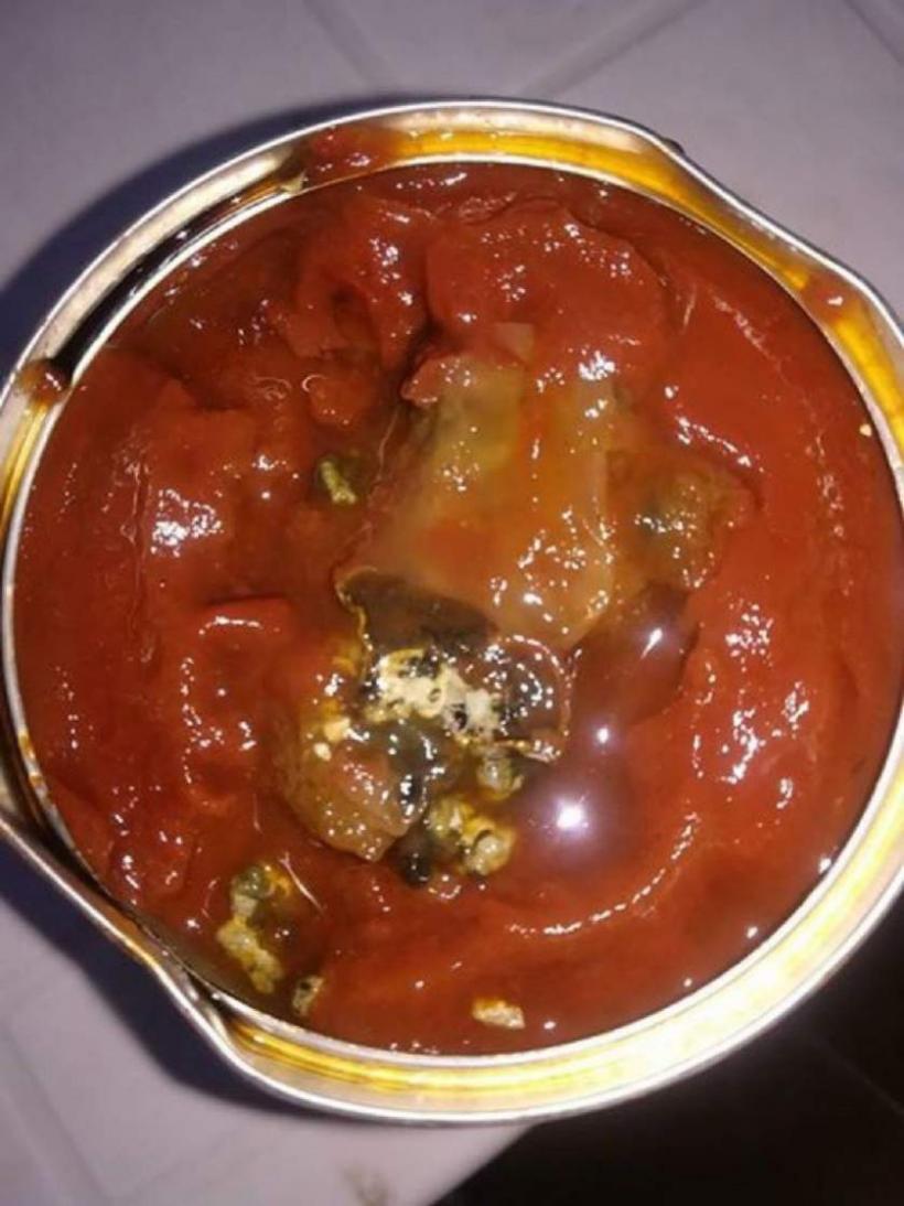 Incredibil! O femeie din Botoşani a găsit un şoarece mort într-o cutie cu pastă de tomate